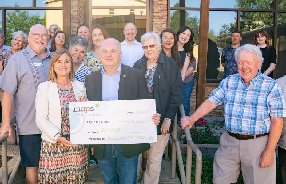 Entrega de cheque de la Agencia de Acción Comunitaria del Valle Medio de Willamette