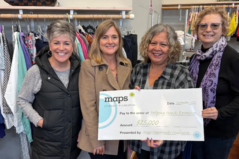 3 Damas de Helping Hands con cheque promocional