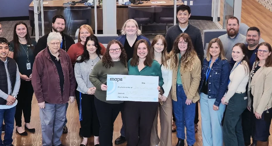Foto de grupo con cheque promocional